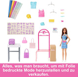 Set de joacă Barbie Fashion Boutique - Păpușă cu modele din folie, peste 150 de look-uri originale, include 2 bluze și 5 foi din folie, suport pentru haine și cititor de carduri de credit, vârste 3+, HKT78
