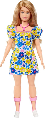 Barbie Fashionistas - Păpușă dezvoltată împreună cu Societatea Națională pentru Sindromul Down, păr blond și ținută modernă cu rochie florală și pantofi sport albi, pentru copii cu vârsta de 3 ani și peste, HJT05