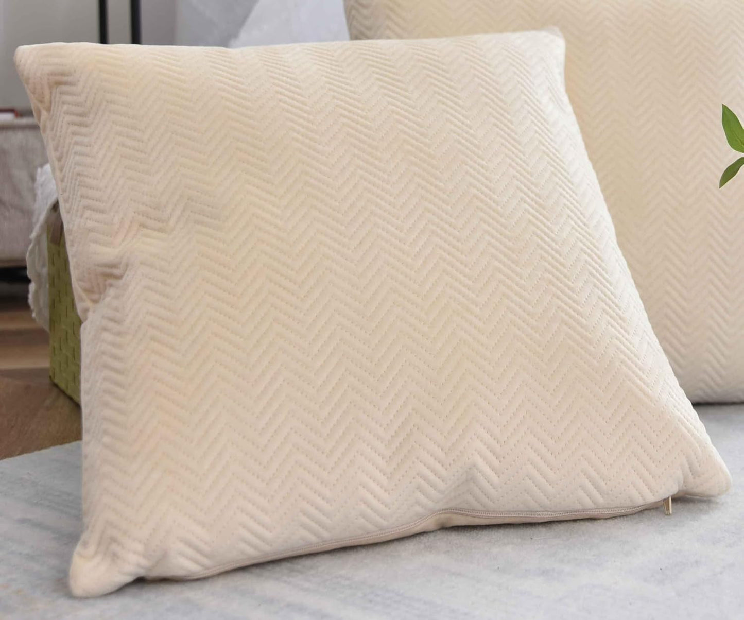 Cutie pentru perdele Pernă Pernă decorativă Lxw 45X45 Cm Verde Jacquard "Greta" Cu design în formă de heringbone Închidere cu fermoar ușor de întreținut Umplutură moale 320G - Varietate de culori, 2023510 Perne calatorie Naty Shop Smântână