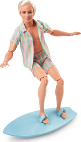 Barbie the Movie - Doll Movies Fans, Ken Doll, păpușă de colecție cu placă de surf și adidași, corp mobil, păr blond platinat, potrivită ca cadou pentru copii de la 3 ani, HPJ97 Papusi Naty Shop