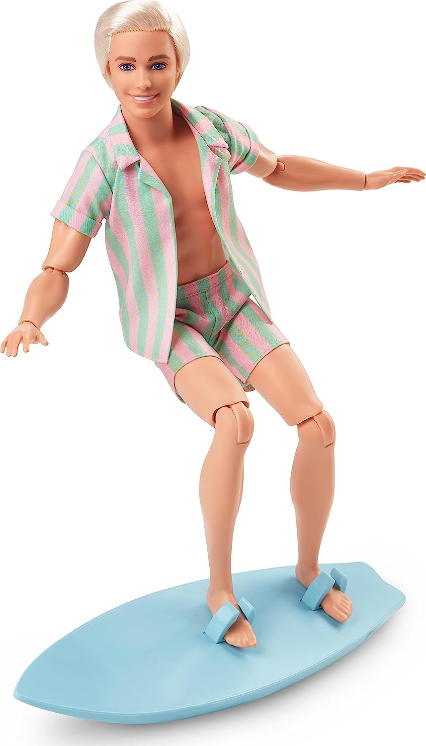 Barbie the Movie - Doll Movies Fans, Ken Doll, păpușă de colecție cu placă de surf și adidași, corp mobil, păr blond platinat, potrivită ca cadou pentru copii de la 3 ani, HPJ97 Papusi Naty Shop