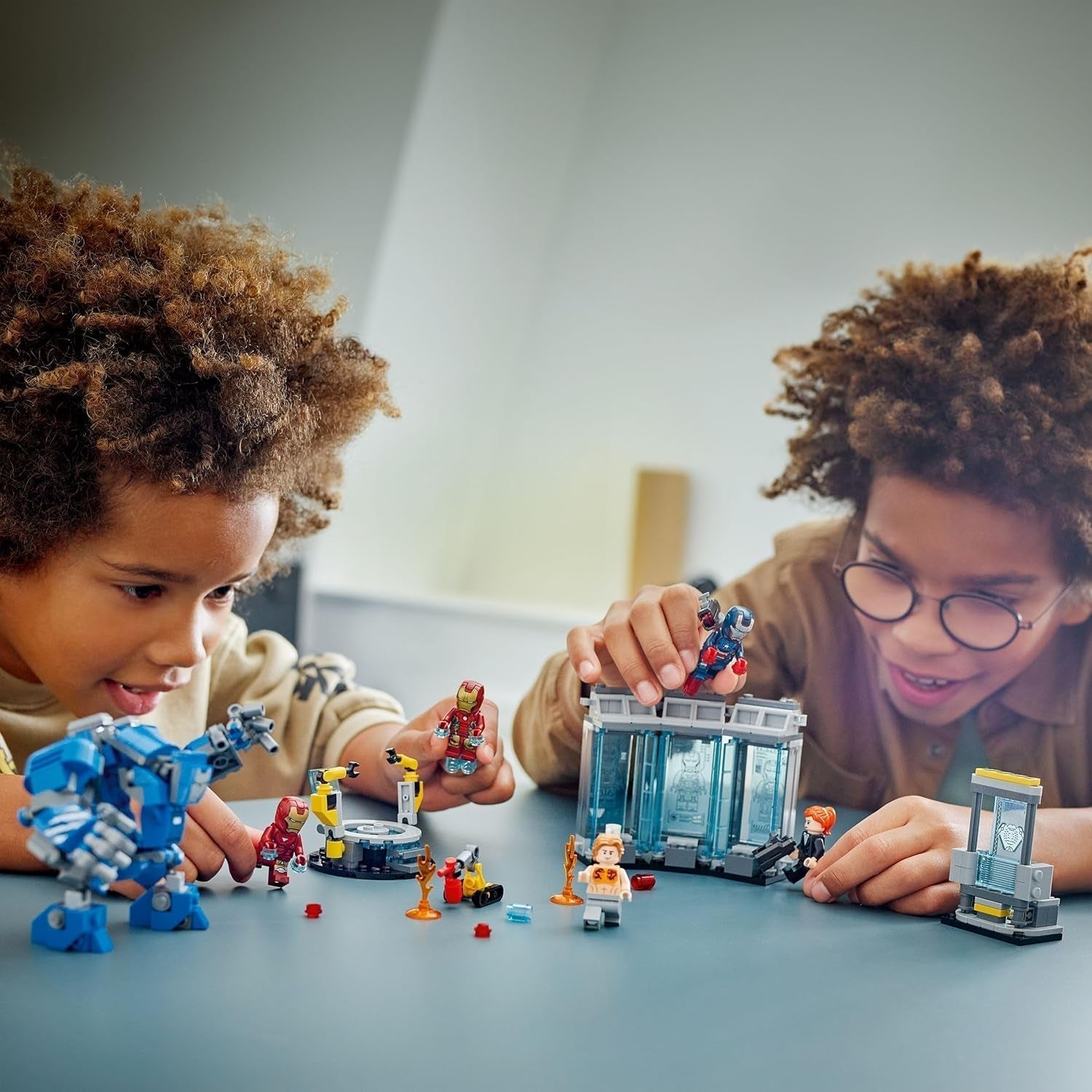LEGO Marvel Laboratorul lui Iron Man: Sala armurii - jucărie de supererou cu o figură Mech, 5 minifigurine, inclusiv Aldrich Killian - cadou Avengers pentru băieți și fete cu vârsta de 8+ 76315 Seturi de constructie Besuche den LEGO-Store
