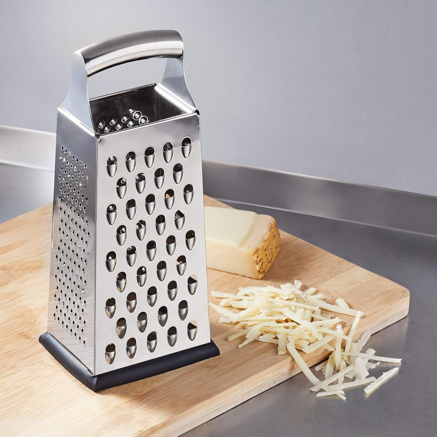 Răzătoare de brânză pătrată robustă din oțel inoxidabil, cu bază antiderapantă Peeler Naty Shop