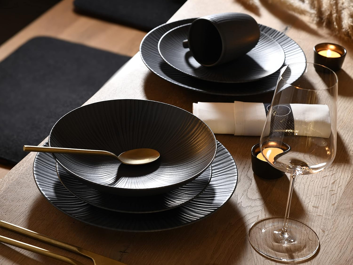 CreaTable, 20537, seria Vesuvio Black, set de veselă cu 16 piese, serviciu combinat din gresie, potrivit pentru mașina de spălat vase și cuptorul cu microunde, fabricat în Portugalia