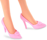 Păpușă Barbie, păpușă The Movie, în rochie roz și albă și colier cu margarete, Margot Robbie, piesă de colecție, jucărie pentru copii de la 3 ani, HPJ96