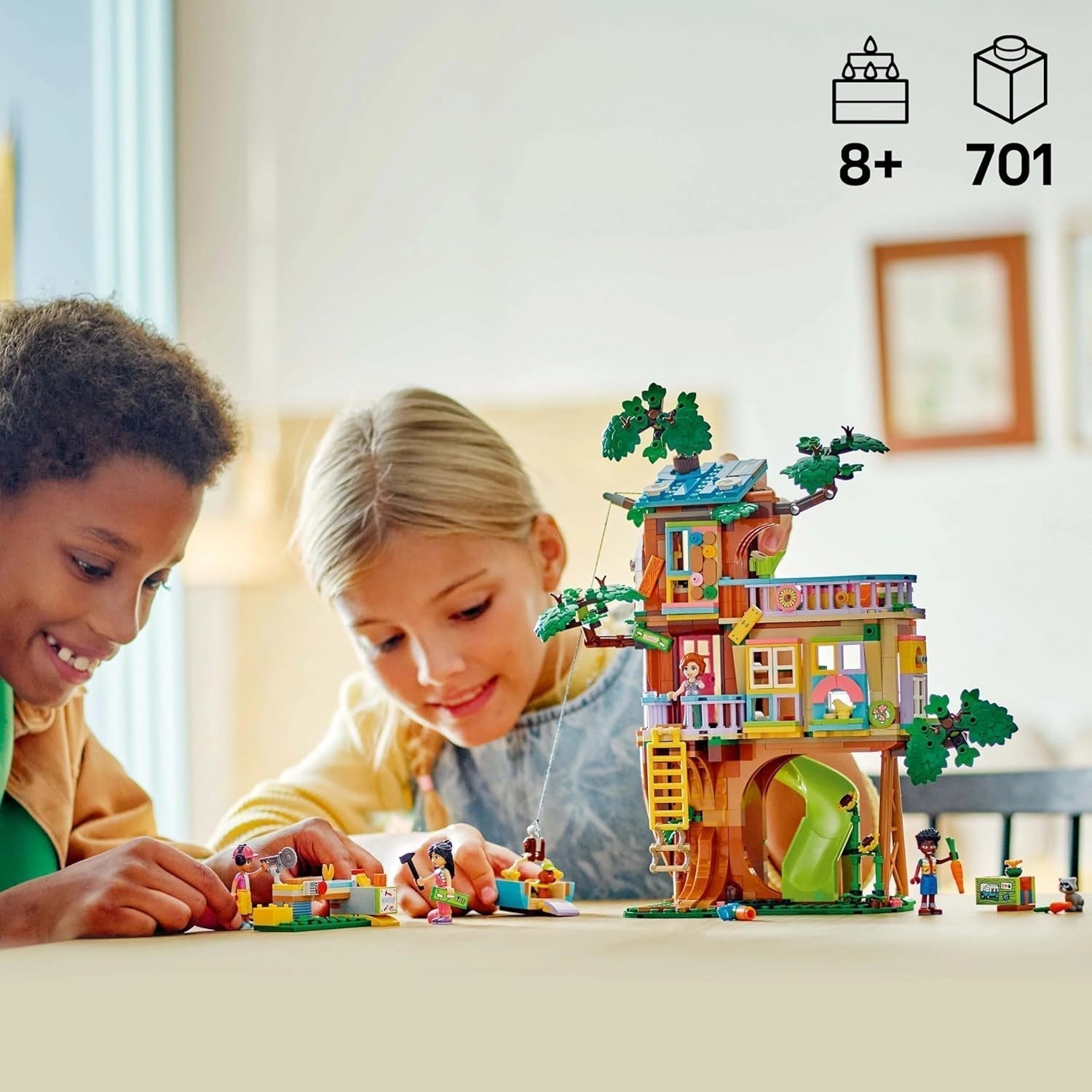 Casa din copac LEGO Friends, set de construit și jucat pentru jocuri de rol, casă de jucărie pentru fete de la 8 ani, set cu 4 minifigurine de personaje și 2 figurine de animale, idee de cadou pentru copii 42652 Seturi de constructie Besuche den LEGO-Store