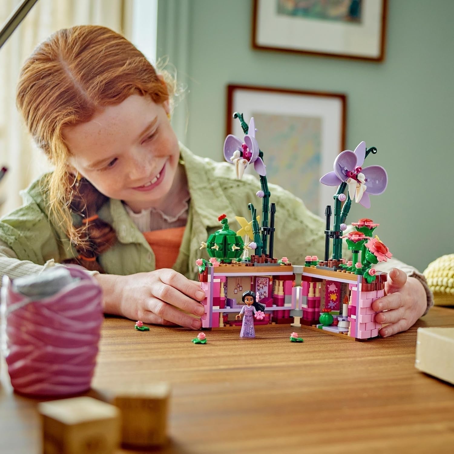 LEGO Ç€ Disney Encanto Ghiveciul de flori al Isabelei, set pentru copii cu orhidee de jucărie construibilă, set de construcție decorativ cu mini păpușă a unui personaj din film, idee de cadou pentru fete și băieți de la 9 ani 43237 Seturi de constructie Besuche den LEGO-Store