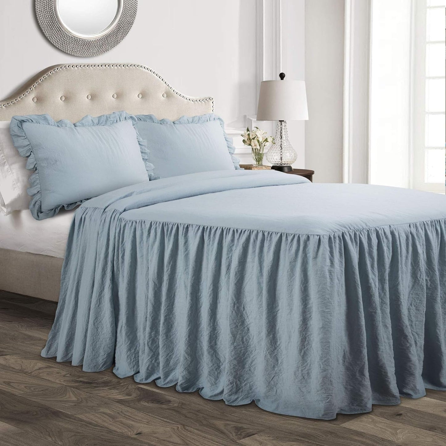 Set de cuvertură de pat Lush Decor cu fustă Ruffle, 3 piese, set de lenjerie de pat Farmhouse de lux, elegant, fermecător detaliu Ruffle, stil atemporal și design clasic, moale și ușor, dimensiune King, Paturi si Cuverturi Lush Decor Albastru de mare Regina
