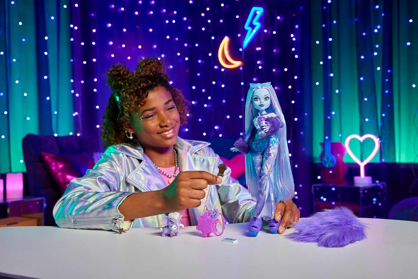 Monster High Abbey Bominable Yeti cu animal de companie Mammoth și accesorii - aspect Spook-tastic Snowflake pentru copii 4+, HNF64 Papusi Naty Shop