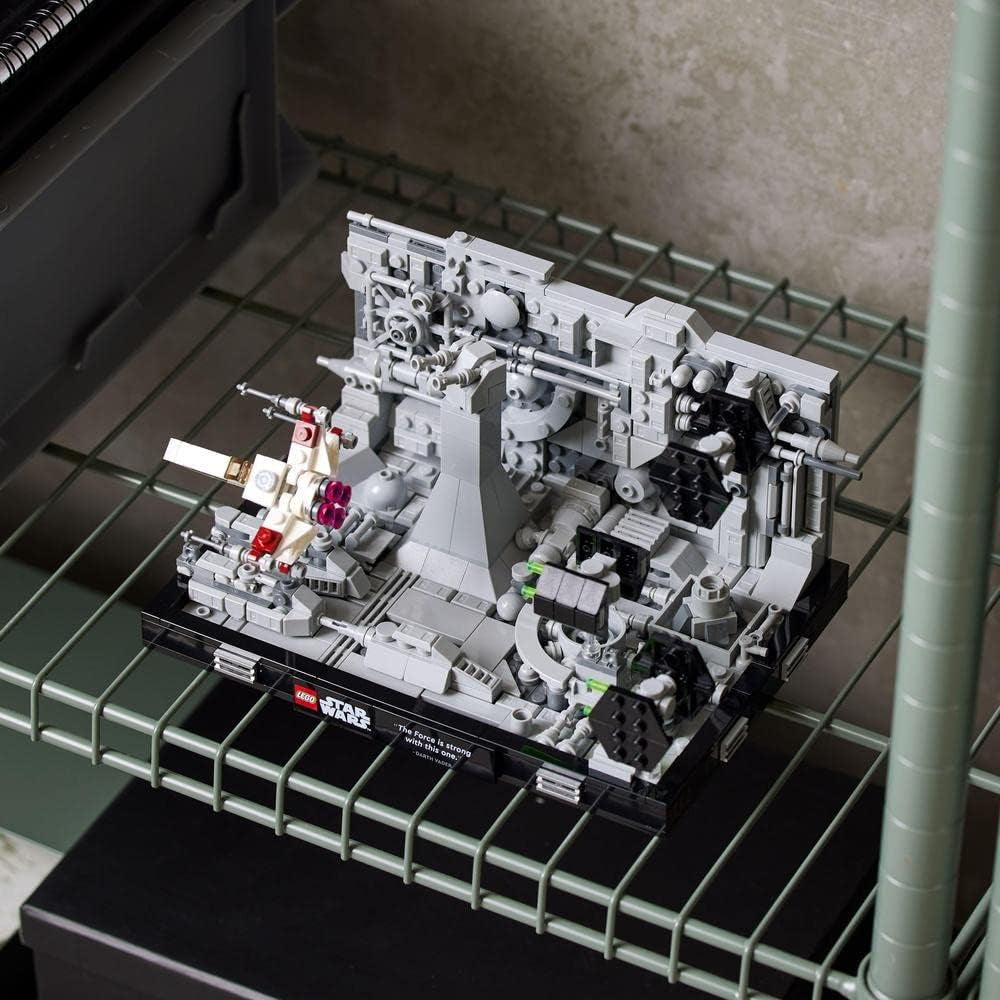 LEGO 75329 Star Wars Death Star Trench Run Diorama Set, kit model pentru adulți cu X-Wing-ul lui Luke Skywalker, merchandise pentru fani din A New Hope, decorare cameră, cadou Seturi de constructie Besuche den LEGO-Store