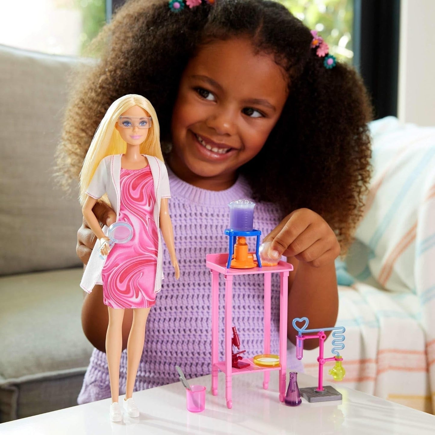 Barbie păpușă om de știință și accesorii cu păpușă blondă la modă, masă de laborator, microscop, caser cu schimbare de culoare și vas Petri, JCR70 Papusi Naty Shop