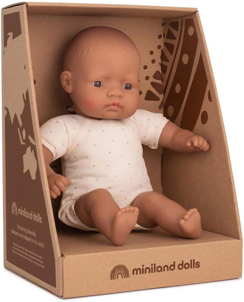 Păpuși Miniland: Păpușă latino-americană, 32 cm, cu corp din pânză moale, în cutie cadou