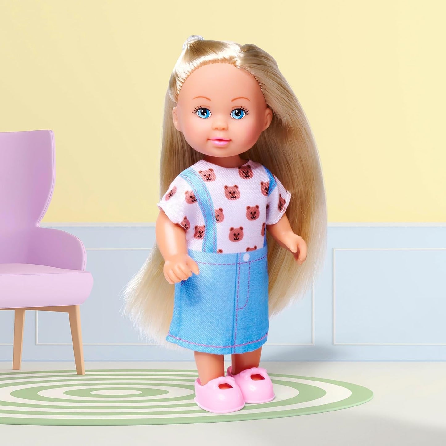 Simba Evi Love Fashion, o păpușă purtând o rochie drăguță din denim, inclusiv alte două ținute cu imprimeuri adorabile și adidași, 12 cm, vârste 3+
