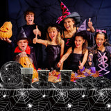 Set de tacâmuri din hârtie cu păianjeni de Halloween, format din 49 de piese, inclusiv farfurii, șervețele, pahare și față de masă. Set de tacâmuri negre pentru petrecere, cu farfurii de desert, șervețele și pahare.