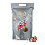 Lindt Chocolate | Pungă asortată LINDOR argintie | Pungă de 1 kg | 80 de bile de ciocolată care se topesc în gură în lapte, 70%, arome de caramel sărat și ciocolată dublă | Cadou de ciocolată de împărțit