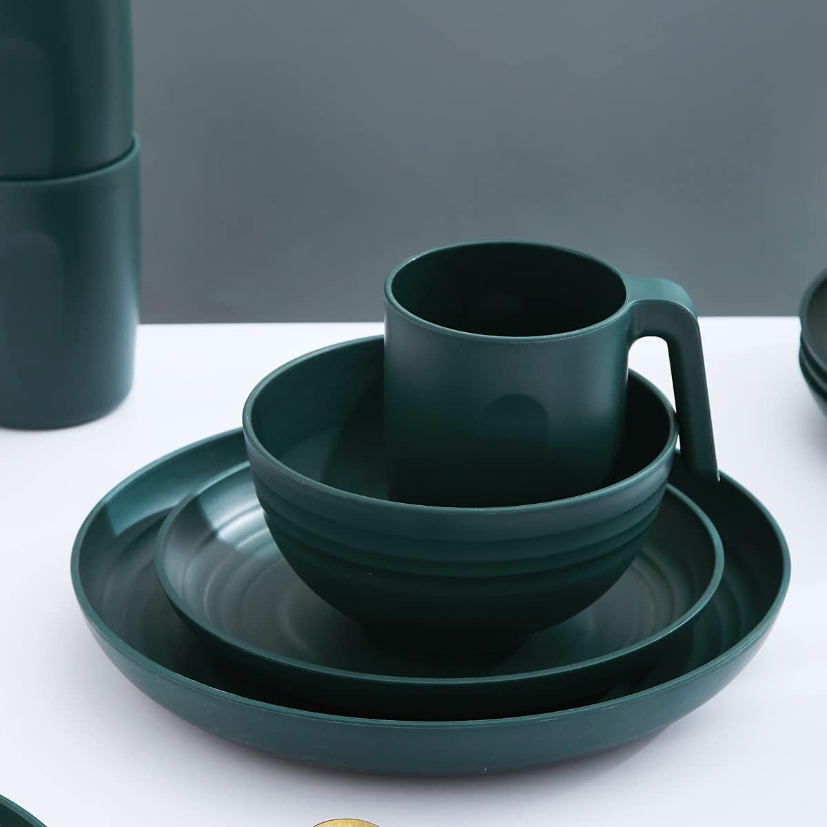 Set de veselă Kyraton din plastic incasabil și reutilizabil, format din 16 piese. Farfurii, căni, boluri și vase ușoare. Ușor de transportat și de curățat. Fără BPA. Pentru 4 persoane.