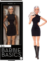 Barbie Basics Model 2, Păpușă de colecție cu păr blond, rochie mini neagră și cizme gladiator, modă cu potrivire universală, corp articulat și cap interschimbabil, JBH71