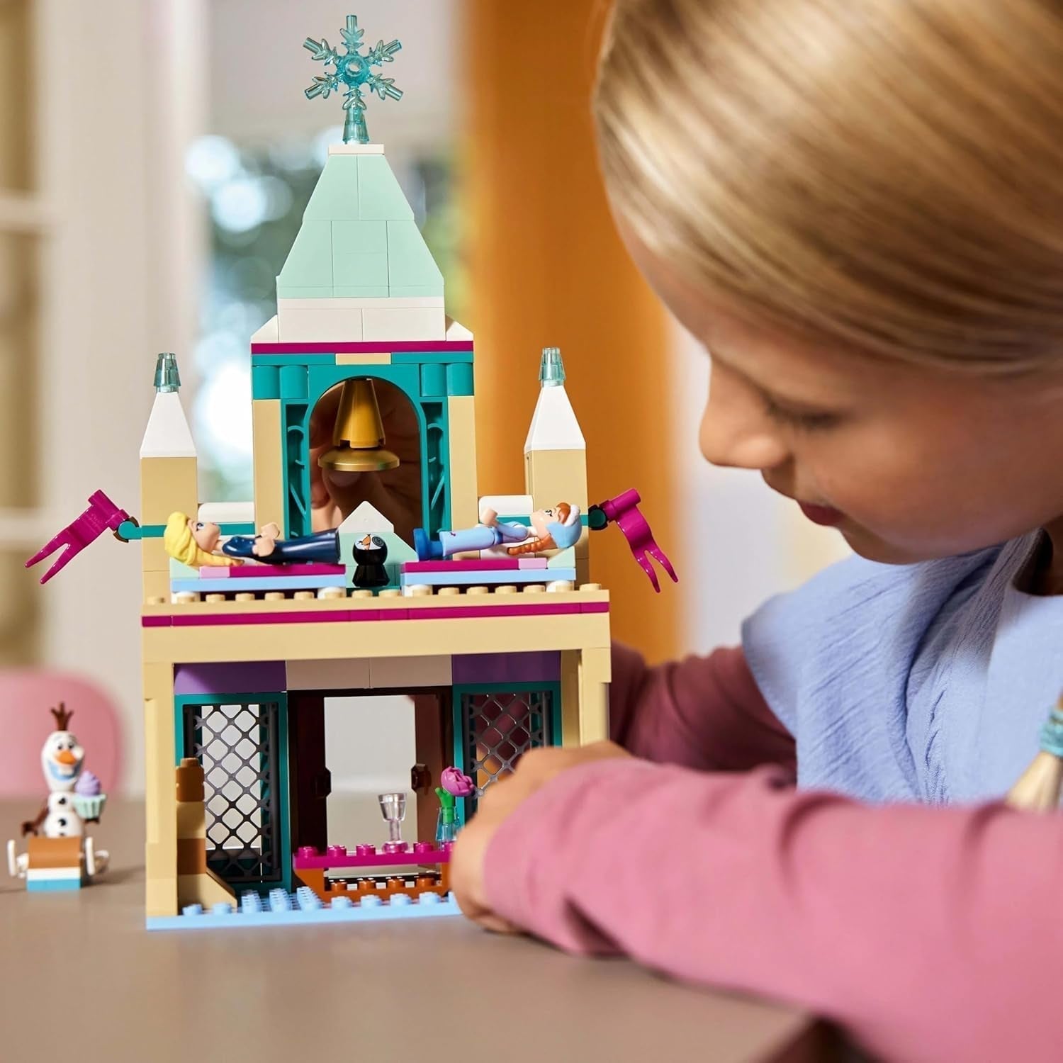 LEGO Ç€ Disney Frozen Castelul Arendelle, jucărie de prințesă cu mini păpuși ELSA, Anna și Olaf și o figură de pinguin, Playset fantezie, cadou pentru fete de la 5 ani 43265 Seturi de constructie Besuche den LEGO-Store