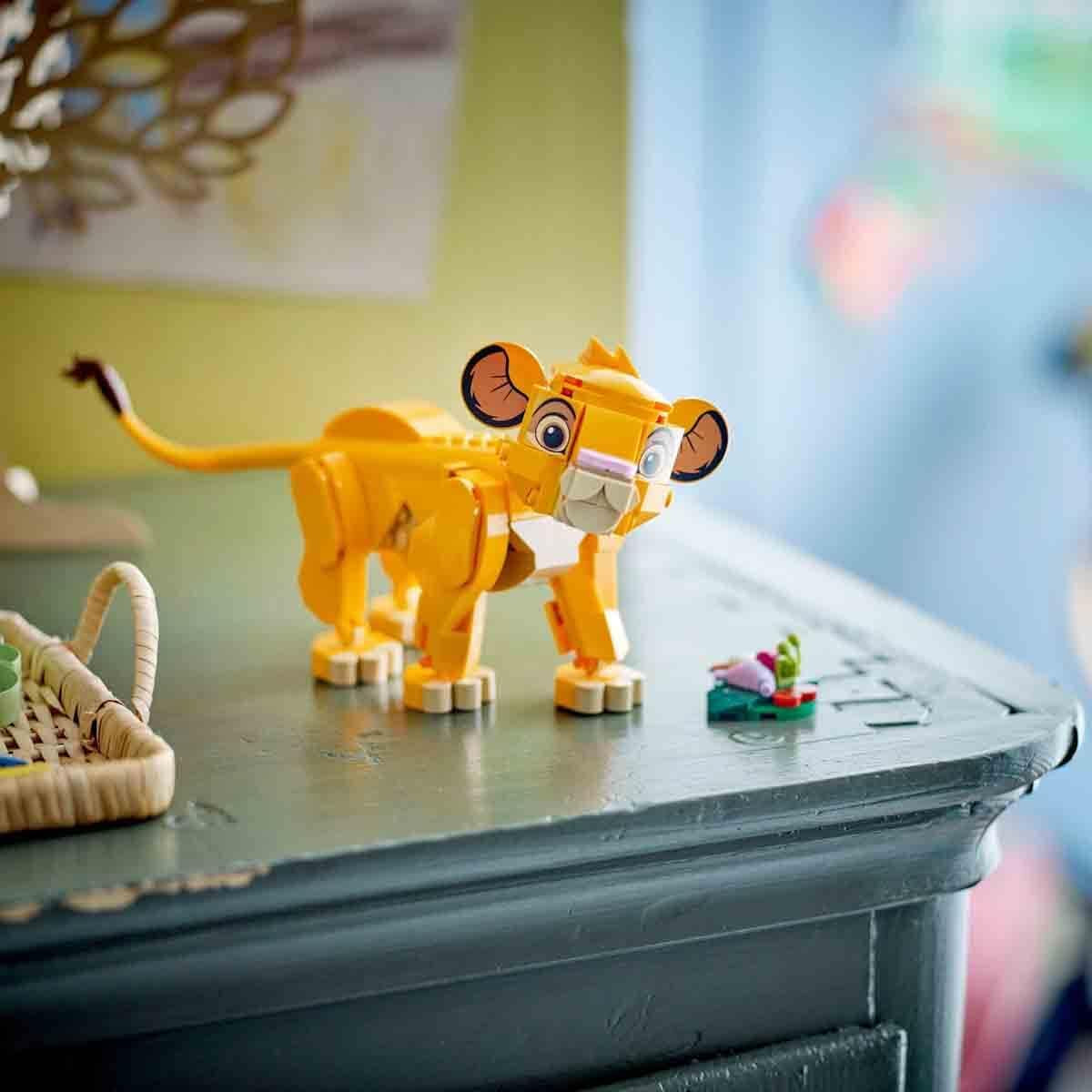 LEGO Ç€ Disney Simba, puiul de leu al regelui, jucărie de construcție pentru copii, Playset fantezie cu figura leului, idee de cadou cool pentru fete și băieți de la 6 ani, jucărie pentru copii 43243 Seturi de constructie Besuche den LEGO-Store