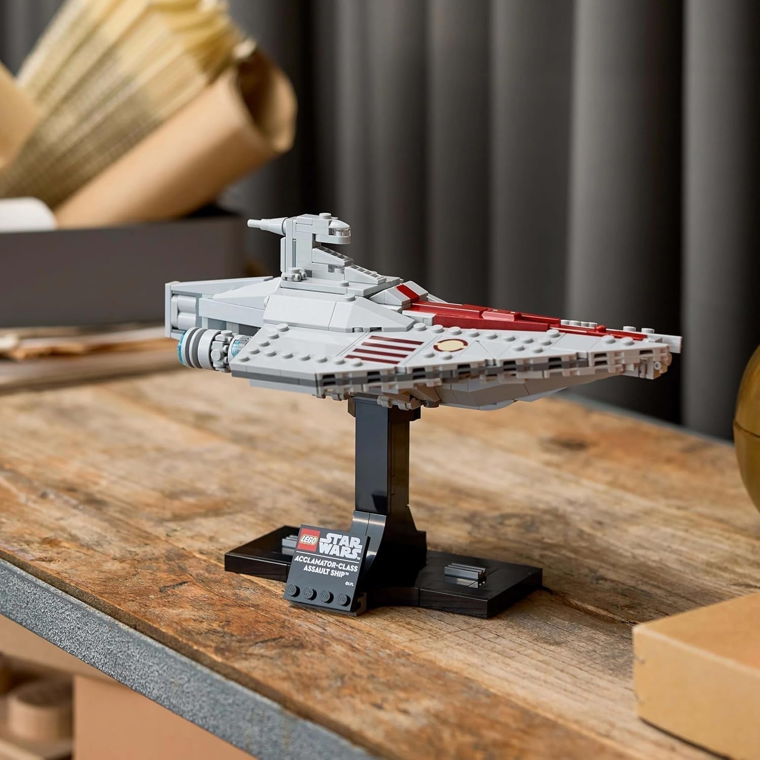 LEGO Star Wars 75404 Nava de asalt Clasa Acclamator din Atacul clonelor - Navă stelară de colecționat, construit și expus - Set de construcție Fantasy - Cadou pentru adulți și fani adolescenți Seturi de constructie Besuche den LEGO-Store