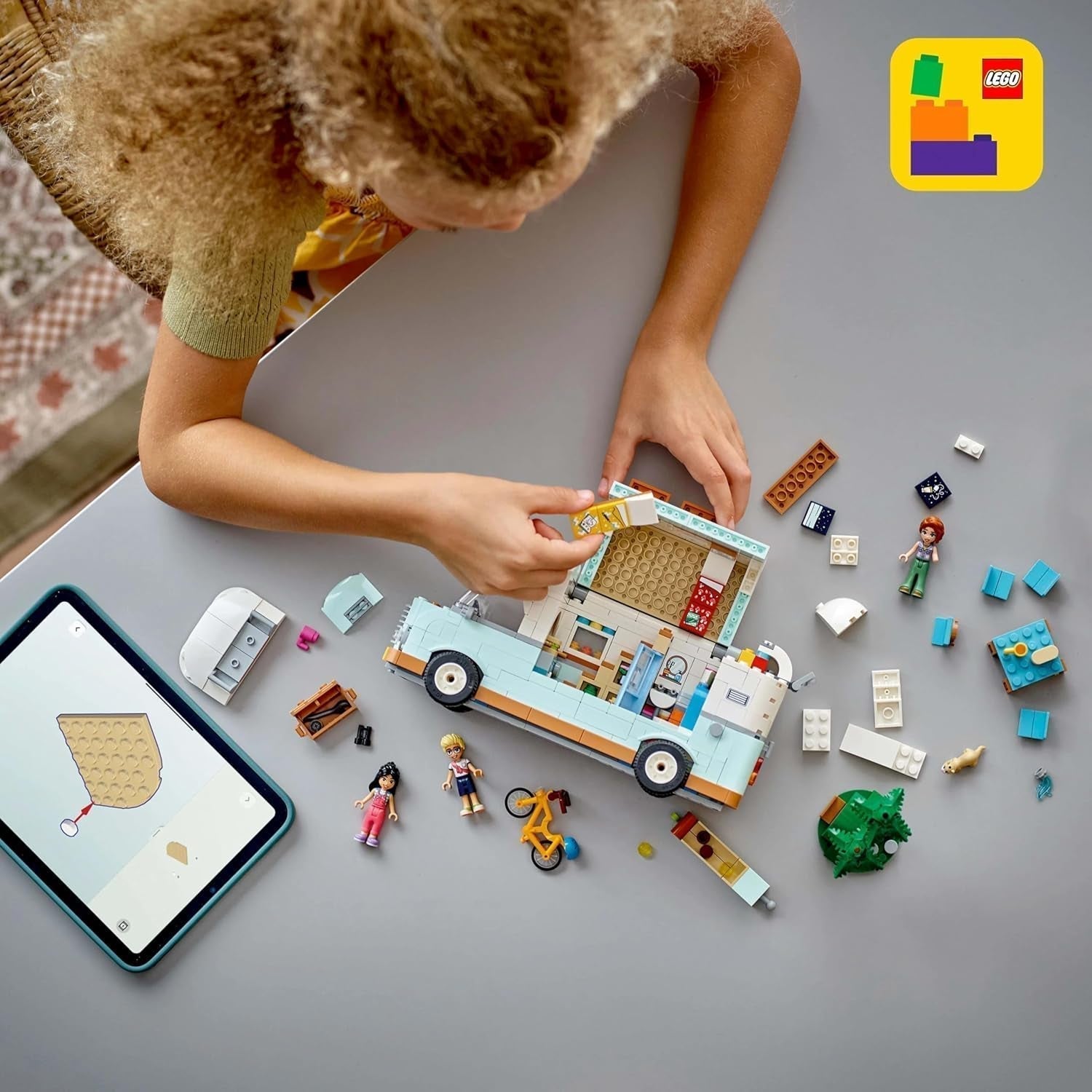 LEGO Friends Caravan, Set de construcție pentru jocuri de rol cu o rulotă de jucărie, Cadou pentru fete cu vârsta de peste 7 ani, Set de joacă creativ cu 3 minifigurine și figurină de animal dihor 42663 Seturi de constructie Besuche den LEGO-Store