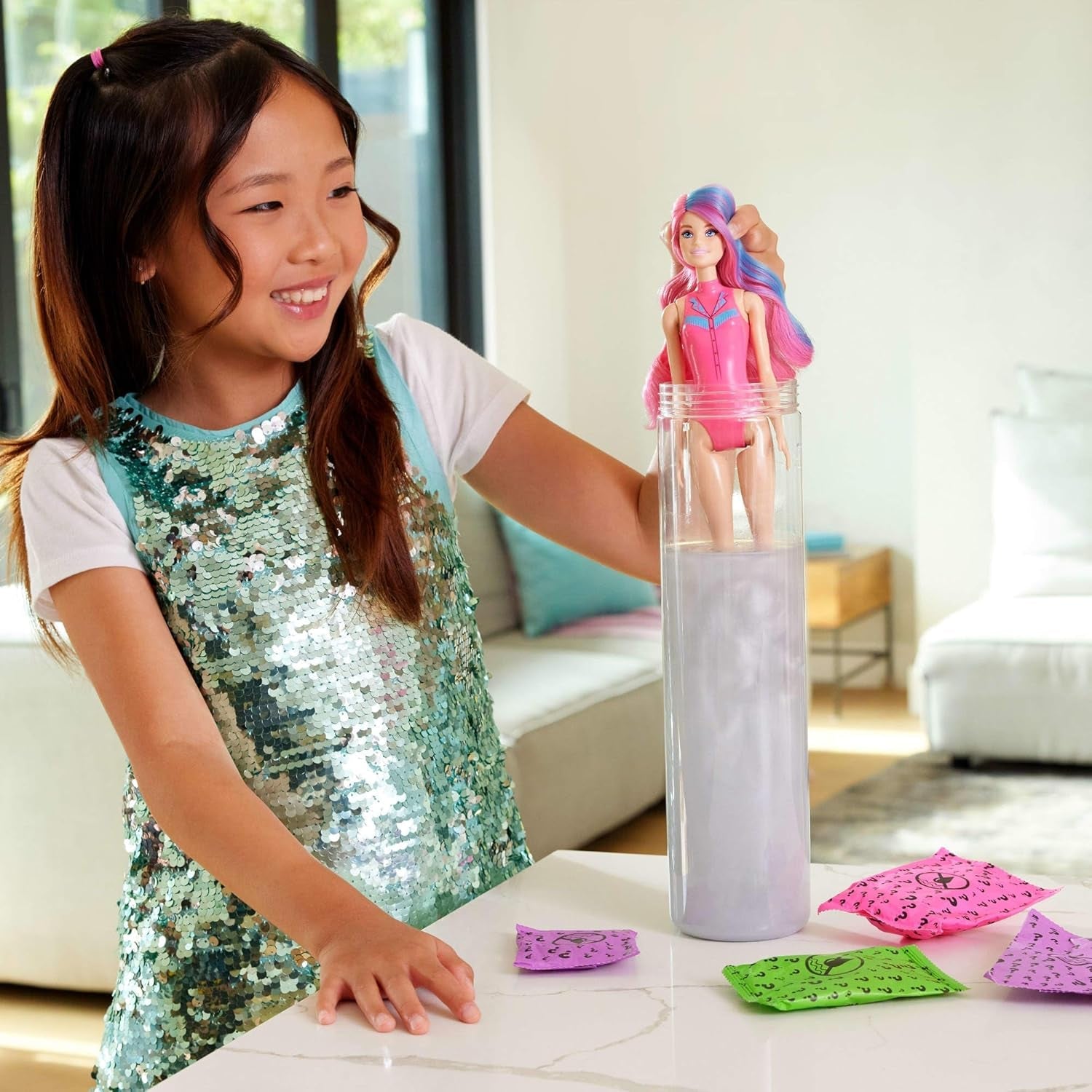 Păpușă Barbie Color Reveal și accesorii cu 6 surprize, serie Disco Star cu strălucire metalică și top care își schimbă culoarea (stilurile pot varia), JCP01, 32 cm
