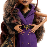 Păpușa Monster High, figurină de colecție Clawdeen Wolf Casa Lupilor cu haină jacquard din blană artificială, rochie sacou mov, pantaloni și accesorii aurii, JDR66