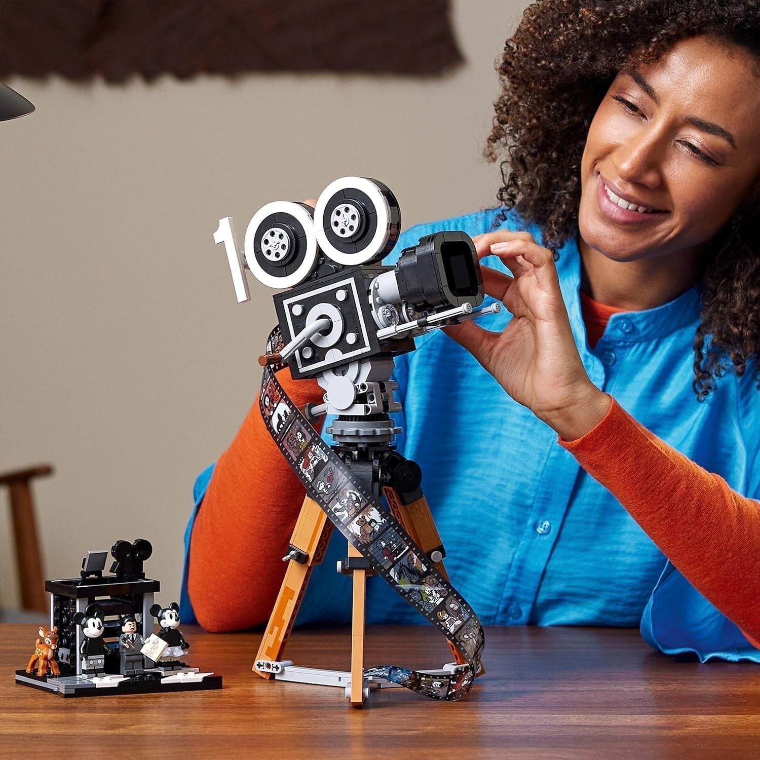 LEGO | Disney Camera - Tribute to Walt Disney, Set pentru adulți cu mini figurine Mickey și Minnie Mouse, figurine Bambi și Dumbo, Cadou pentru femei, bărbați și fani, Expoziție 43230 Seturi de constructie Besuche den LEGO-Store