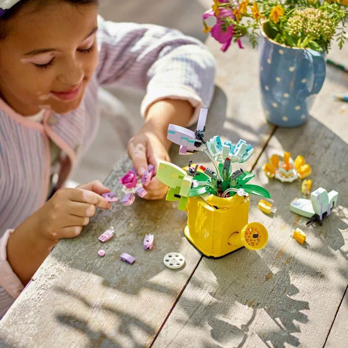 LEGO Creator 3In1 Set de stropitoare cu flori, decorare cameră copii, construiește o stropitoare cu buchet de flori, cizme de cauciuc sau 2 păsări de jucărie, cadou creativ pentru fete și băieți de la 8 ani 31149 Seturi de constructie Besuche den LEGO-Store