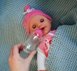 Simba 105140489 - Păpușa Laura Baby Talk, Păpușă cu corp moale de 38 cm și ochi adormiți, în salopă drăguță, 24 de sunete pentru bebeluși, Păpușă de joacă, Păpușă bebeluș, Vârste 2+