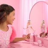 Păpușă Barbie Deluxe Style nr. 3 cu ținută Barbiecore, păr blond în coc înalt, rochie roz pastel cu fundiță supradimensionată și accesorii precum colanți Fishnet, HYV27 Papusi Naty Shop