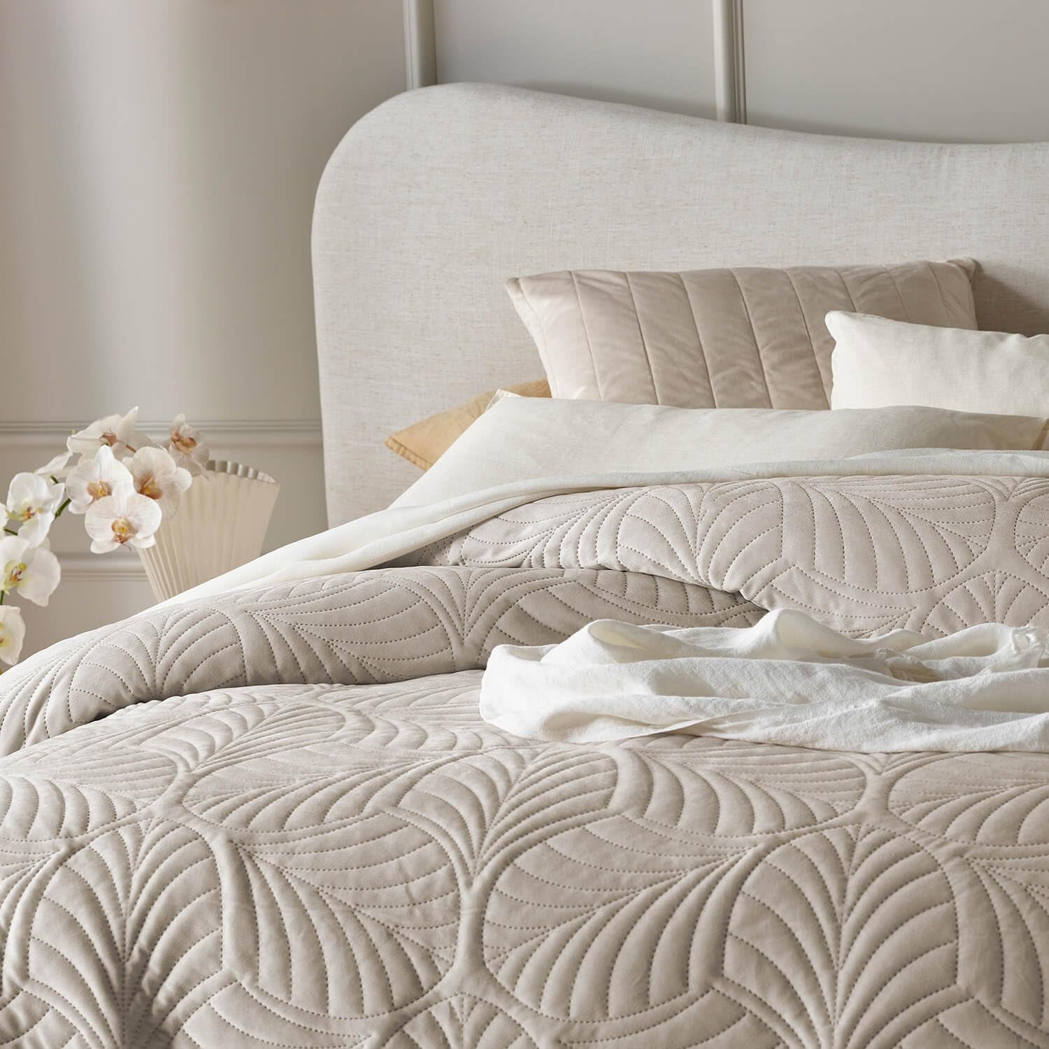 ROOM99 Feel Cuvertură de pat elegantă în bej 220 X 240 Cm Cuvertură de pat versatilă ca cuvertură de pat sau canapea Pătură de aruncare pentru pat și canapea Stil de cuvertură Ideal ca cuvertură de pat Catifea catifea Paturi si Cuverturi Besuche den ROOM99-Store