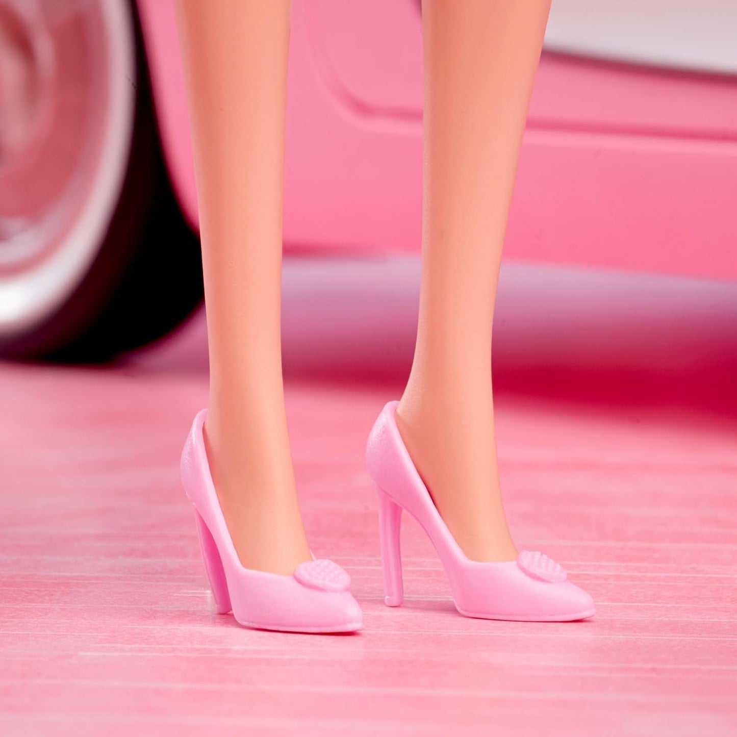Păpușa Barbie The Movie, bazată pe film, Margot Robbie în rolul lui Barbie, figurină de colecție în bluză roz și fustă de tul, cu coafură stilizată și bijuterii asortate, JBJ53