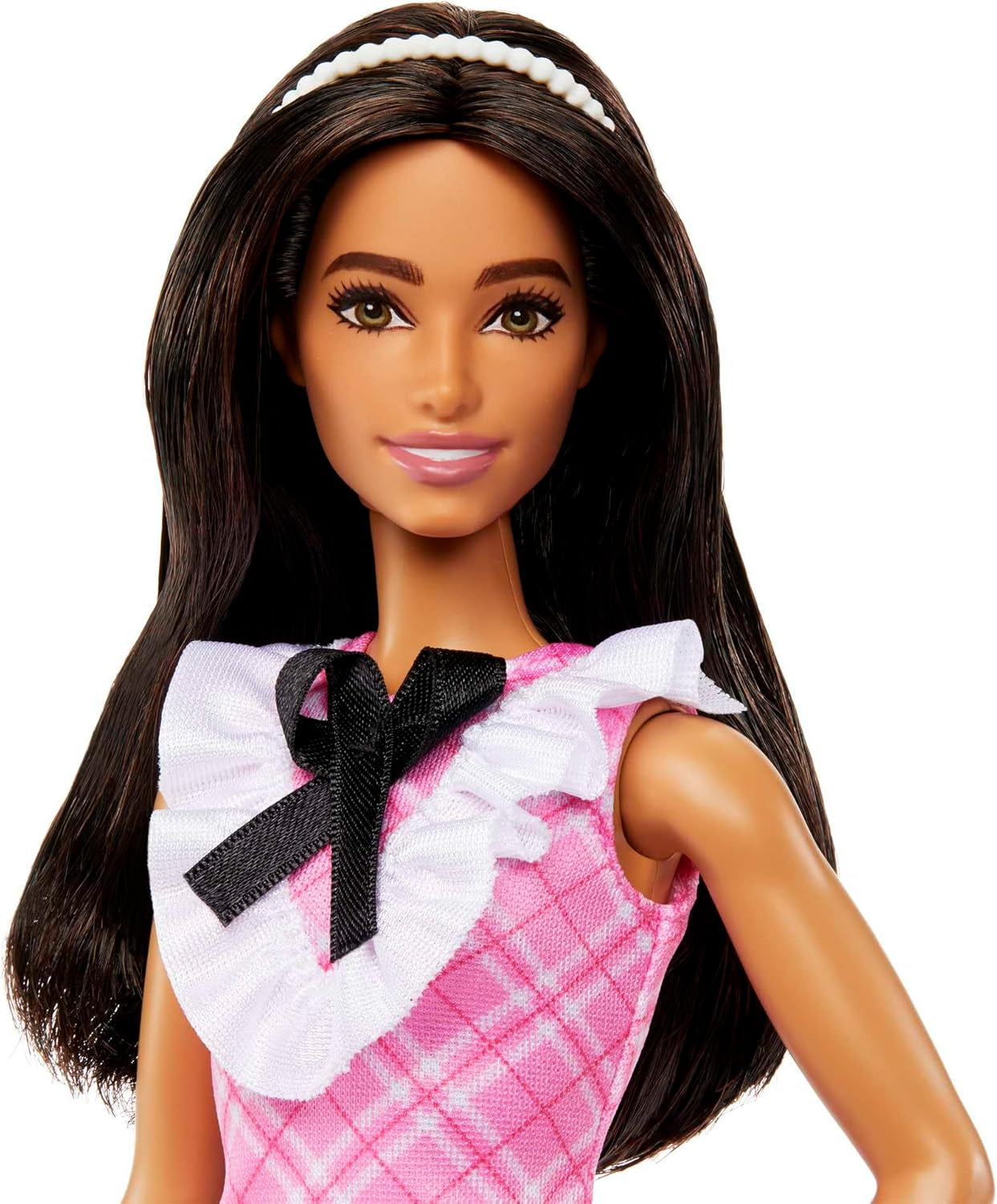 Barbie Fashionistas - Păpușă sportivă cu păr negru și bentiță cu aspect de perlă, purtând o rochie roz în carouri cu fundă neagră și guler cu volane, pentru copii cu vârsta de 3 ani și peste, HJT06