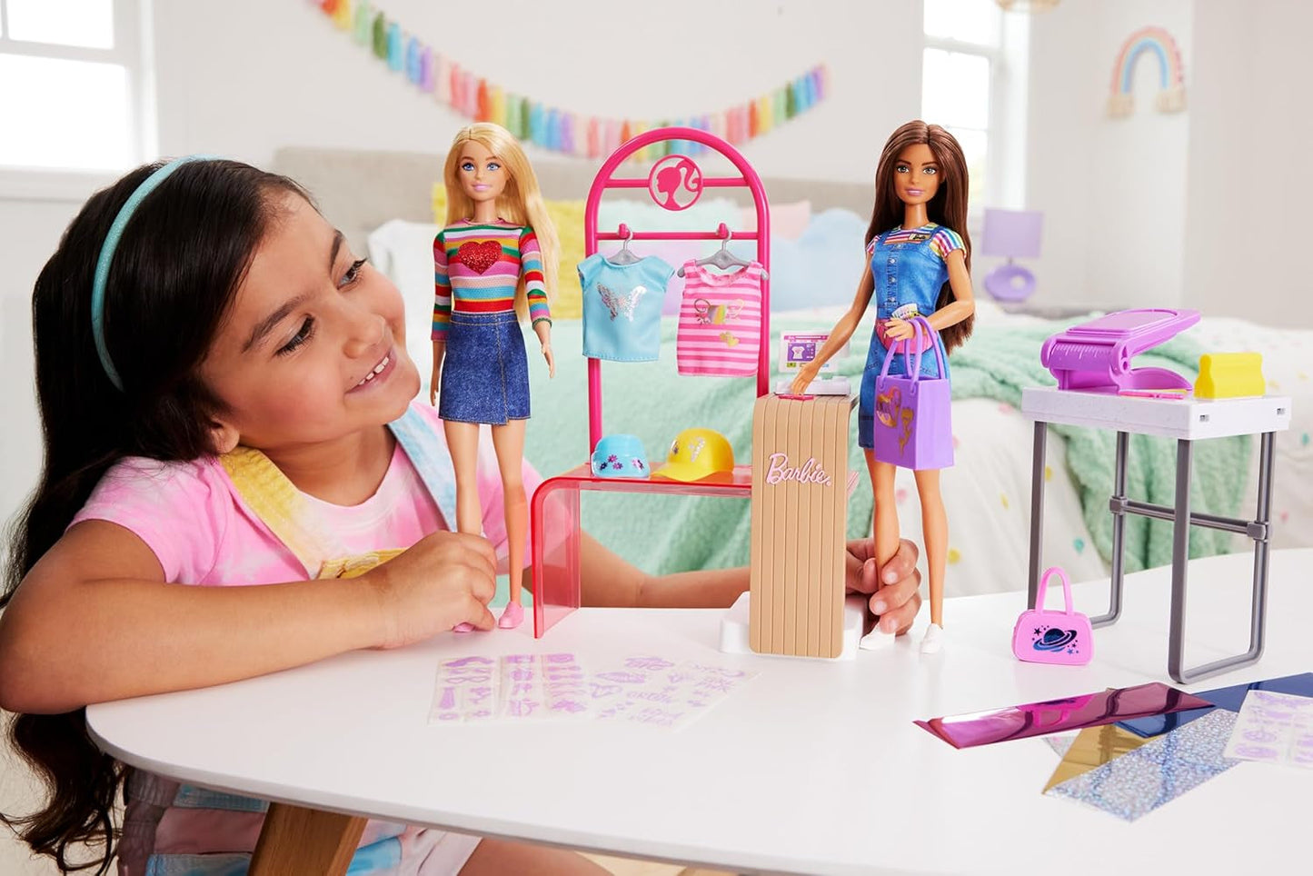 Set de joacă Barbie Fashion Boutique - Păpușă cu modele din folie, peste 150 de look-uri originale, include 2 bluze și 5 foi din folie, suport pentru haine și cititor de carduri de credit, vârste 3+, HKT78