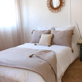 Cuvertură Enjoy Home, Bej, Natural, Cu 4 pompoane de iută, 90 X 190 Cm, 100% bumbac, certificat Oeko-Tex, colecția Panama Plapumi si pilote Naty Shop