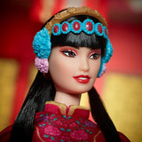 BARBIE Lunar New Year Barbie Puppe - Traditionelles Kleid in glücksbringendem Rot mit Pfingstrosenmuster, cyanblaue Schuhe mit pinken Troddeln, inspiriert von der Peking-Oper, HRM57