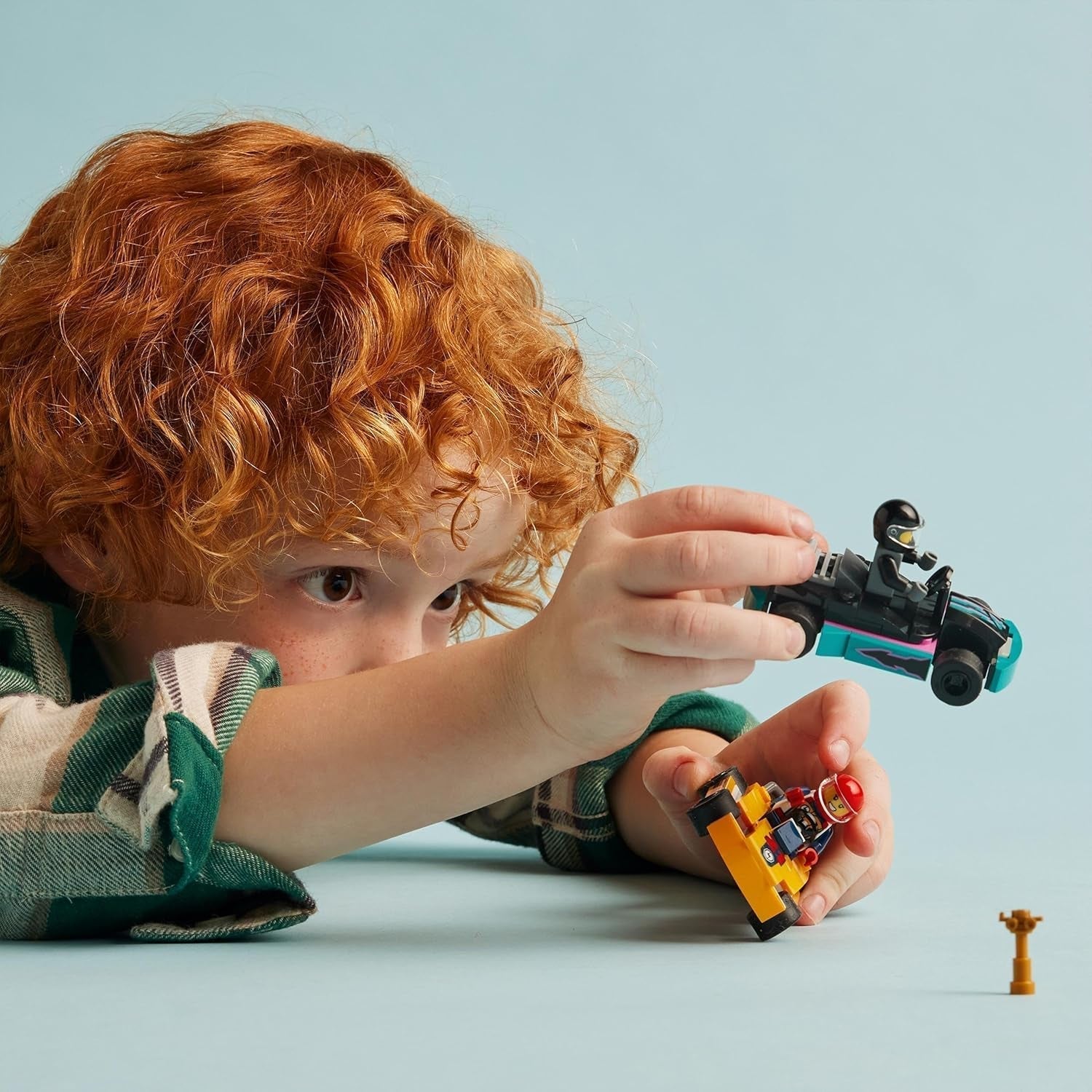 LEGO City Go-Karts cu piloți, set cu 2 minifigurine de piloți și mașini de curse, jucărie pentru mașini de la 5 ani pentru băieți și fete, cadou distractiv pentru copii 60400 Seturi de constructie Besuche den LEGO-Store