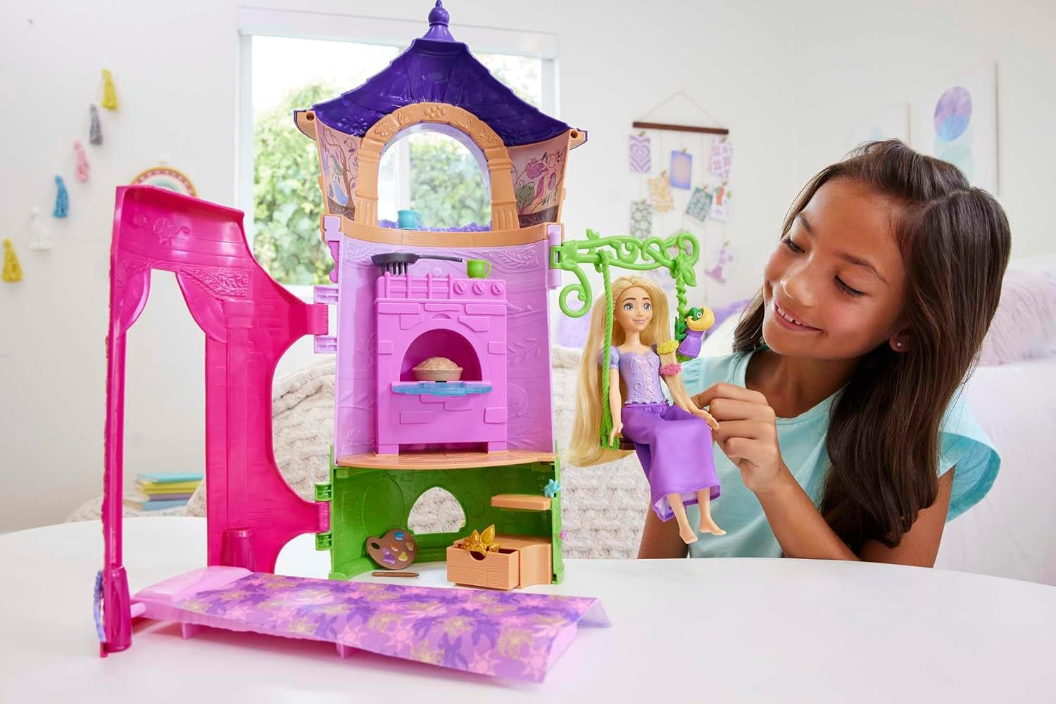 Disney Princess HMV99 - Păpușă Rapunzel mobilă și turn de joacă cu distracție pe tot parcursul, 6 zone de joacă și 15 accesorii, inspirat de filmul Disney, jucării pentru păpuși de la 3 ani Papusi Naty Shop