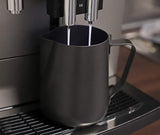 APS Milk Pitcher – Carafă de lapte de înaltă calitate, cu strat antiaderent, fabricată din oțel inoxidabil – Perfectă pentru prepararea spumei de lapte – Carafă universală, neagră, 600 ml