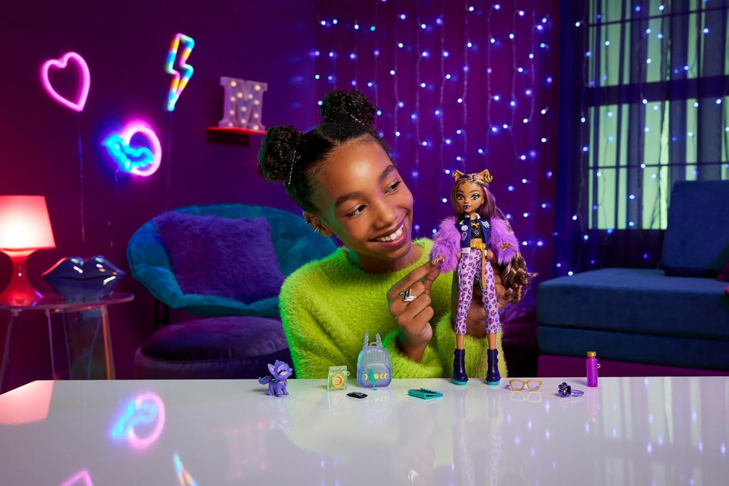 Păpușa Monster High Clawdeen Wolf cu cățeluș Crescent și accesorii precum ghiozdan, calendar, gustări și multe altele, HRP65