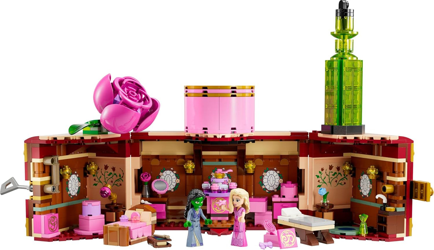 LEGO Wicked Dormitorul lui Glinda și Elphaba - Casă de păpuși cu 2 mini păpuși ale vrăjitoarelor din Oz, accesorii grozave, inclusiv flori și ținute - Jucărie creativă pentru fete peste 8 ani și fani - 75683 Seturi de constructie Besuche den LEGO-Store