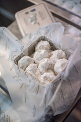 Chrisanthidis Delights Kourabie tradițională grecească cu unt și migdale în cutie metalică 450g