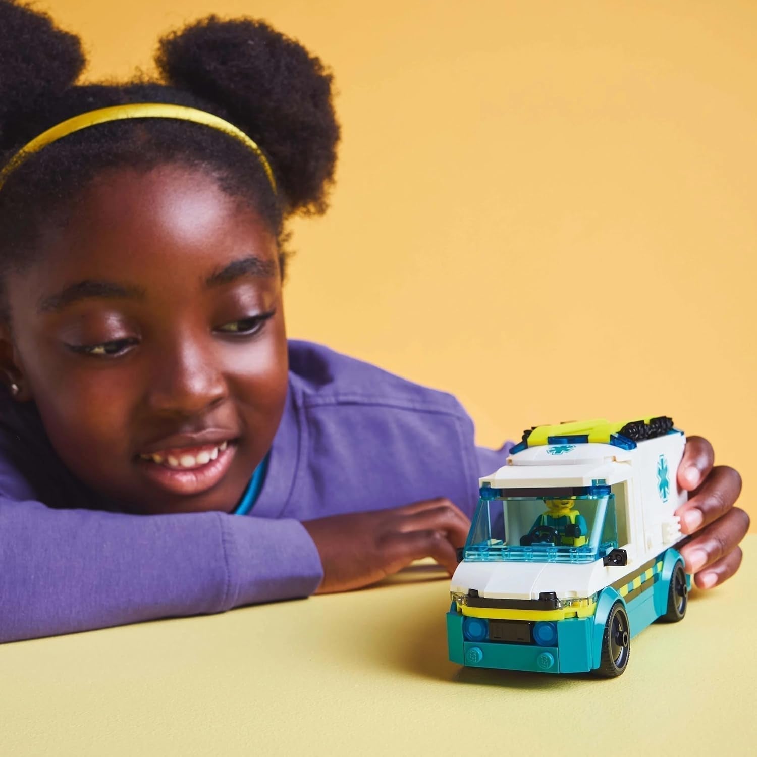 LEGO City Ambulanță - jucărie cu 2 minifigurine (skateboarder și șofer) - jucărie educativă pentru băieți și fete de la 5 ani - idei de cadouri pentru ziua de naștere și de sărbători 60451 Seturi de constructie Besuche den LEGO-Store