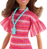 Barbie und Teresa Rezept für Freundschaft Teresa-Modepuppe mit unverkennbarem Outfit zum An- und Ausziehen, mit Accessoires inklusive einer Halskette, JCT02