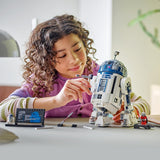 LEGO Star Wars R2-D2, set model pentru copii, băieți și fete, figurină droid construibilă cu minifigurina Darth Malek a 25-a aniversare și placă de decorare, idee de cadou de colecție 75379 Seturi de constructie Besuche den LEGO-Store