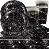 Set de tacâmuri din hârtie cu păianjeni de Halloween, format din 49 de piese, inclusiv farfurii, șervețele, pahare și față de masă. Set de tacâmuri negre pentru petrecere, cu farfurii de desert, șervețele și pahare.