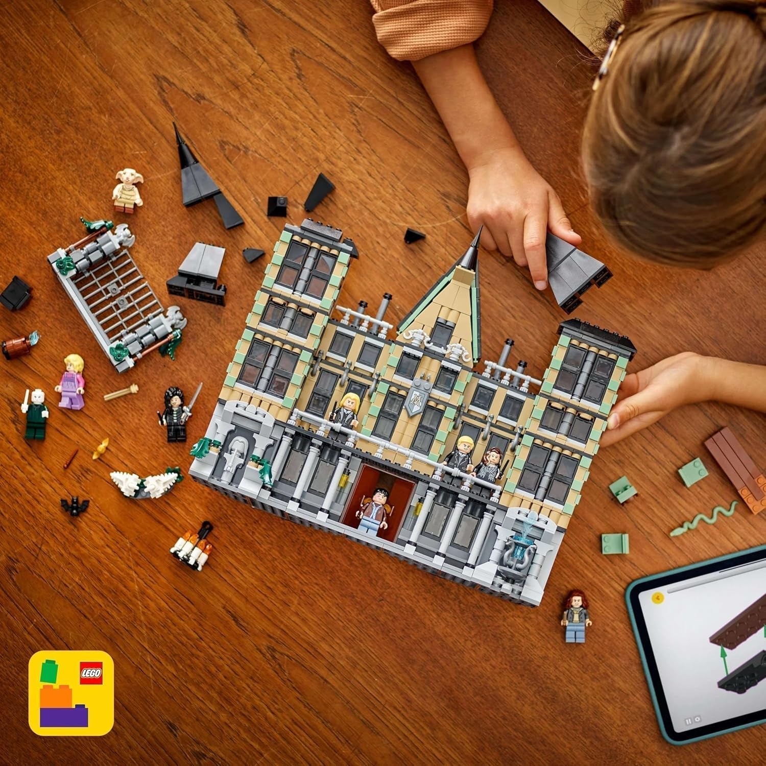 LEGO Harry Potter Malfoy Family Country Estate, jucărie fantastică de colecționat și expus, cadou pentru băieți, fete și fani ai lumii vrăjitorilor, idee de cadou cu 9 minifigurine 76453 Seturi de constructie Besuche den LEGO-Store