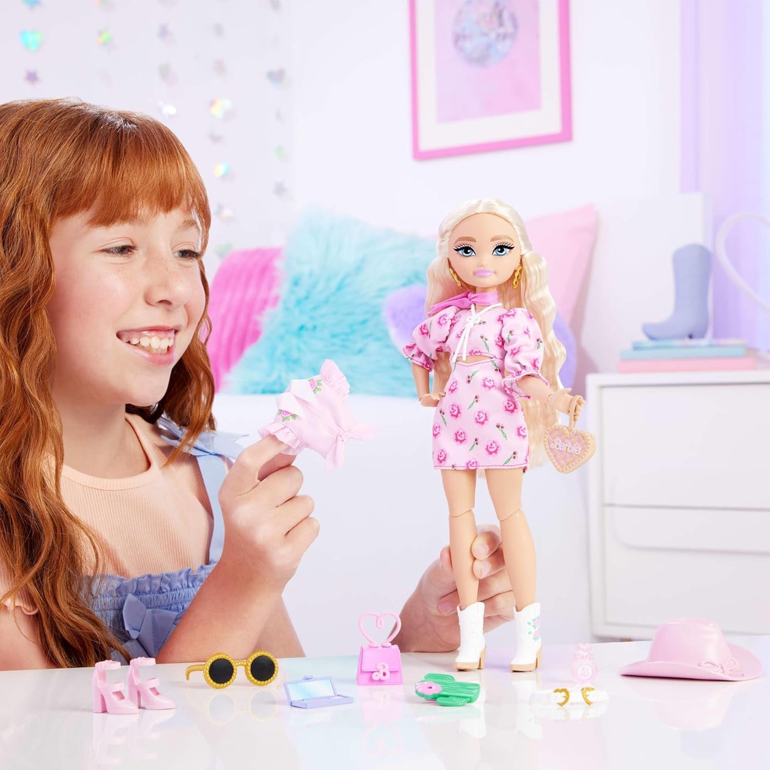 Set Barbie Dream Besties Festival Looks, cu păpușă Barbie Malibu cu păr lung și blond pentru coafare și peste 10 haine și accesorii detașabile, JGH87