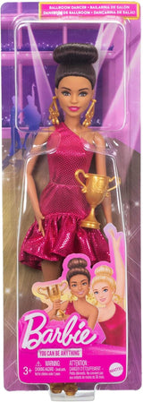 Păpușă Barbie Dansatoare de Turneu cu Rochie Roșie cu Volane, Pantofi de Dans, Păr Brun și Accesorii Trofeu de Dans, JFR09